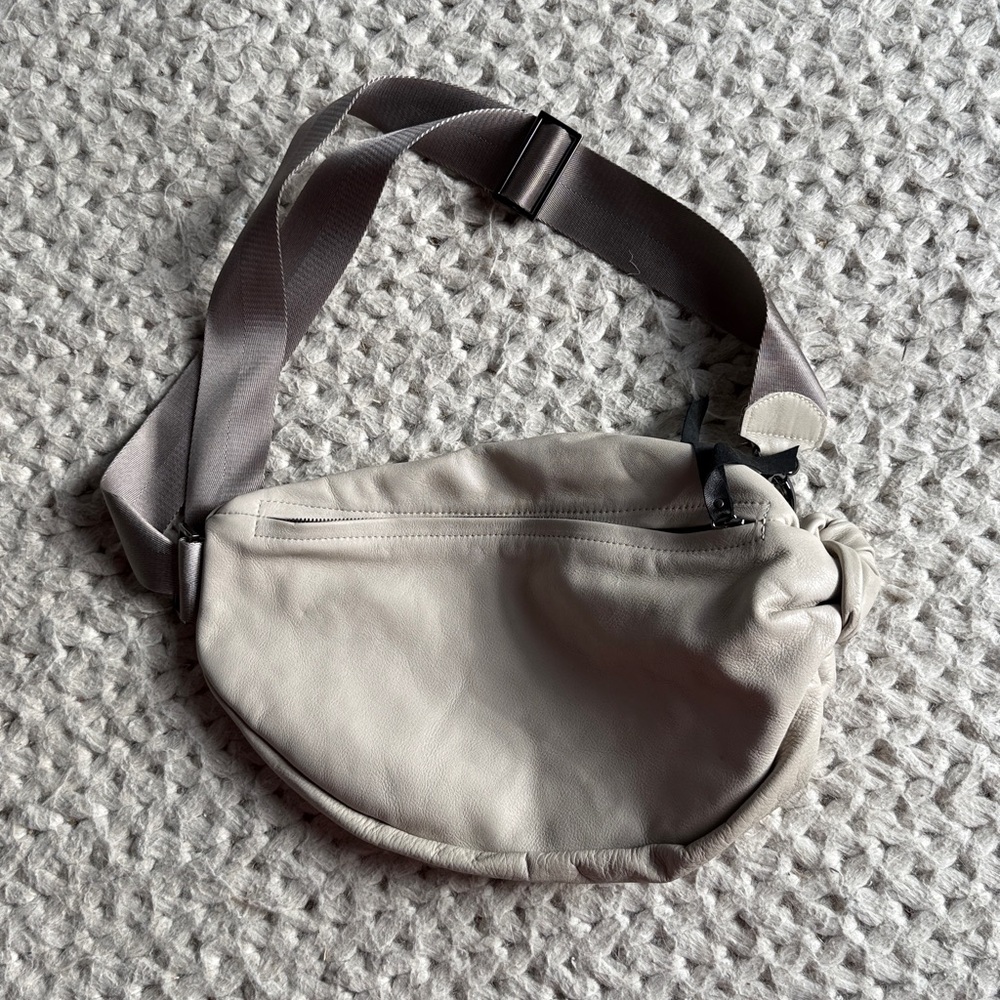 Elegant Cream Crossbody Bag - Picture 3 of 6